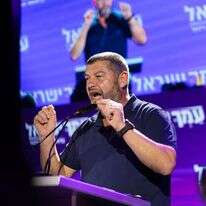 עופר וינטר בליל הבחירות, לאחר שהתברר כי "עמך ישראל" אינה קרובה לאחוז החסימה | לירון מולדובן / פלאש 90 עופר וינטר בליל הבחירות, לאחר שהתברר כי "עמך ישראל" אינה קרובה לאחוז החסימה | לירון מולדובן / פלאש 90