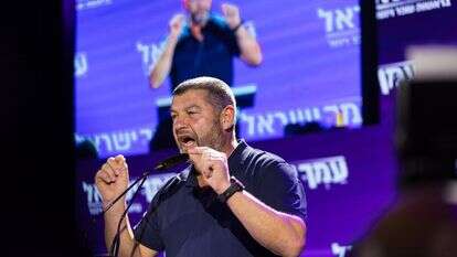 עופר וינטר בליל הבחירות, לאחר שהתברר כי "עמך ישראל" אינה קרובה לאחוז החסימה | לירון מולדובן / פלאש 90 עופר וינטר בליל הבחירות, לאחר שהתברר כי "עמך ישראל" אינה קרובה לאחוז החסימה | לירון מולדובן / פלאש 90