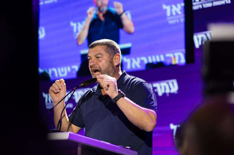 עופר וינטר בליל הבחירות, לאחר שהתברר כי "עמך ישראל" אינה קרובה לאחוז החסימה | לירון מולדובן / פלאש 90 עופר וינטר בליל הבחירות, לאחר שהתברר כי "עמך ישראל" אינה קרובה לאחוז החסימה | לירון מולדובן / פלאש 90