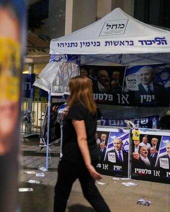 דוכני תעמולה סמוך לקלפי בתל אביב, במוצאי הבחירות | AFP
