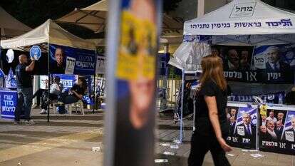 דוכני תעמולה סמוך לקלפי בתל אביב, במוצאי הבחירות | AFP דוכני תעמולה סמוך לקלפי בתל אביב, במוצאי הבחירות | AFP