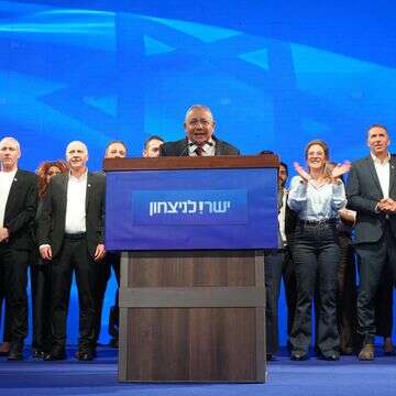 הח"כ, השר והרמטכ"ל לשעבר גדי איזנקוט נואם במטה מפלגת "ישר", השבוע במוצאי הבחירות | איי.אף.פי הח"כ, השר והרמטכ"ל לשעבר גדי איזנקוט נואם במטה מפלגת "ישר", השבוע במוצאי הבחירות | איי.אף.פי