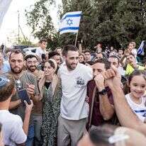 שרייבר לצד אחיה, אבינתן אור, לאחר שובו משבי חמאס, בשנה שעברה | נעמה שטרן