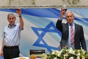מה מסתתר מתחת לחיוכים? ראש הממשלה בנימין נתניהו וראש המוסד תמיר פרדו . צילום: קובי גדעון, לע מה מסתתר מתחת לחיוכים? ראש הממשלה בנימין נתניהו וראש המוסד תמיר פרדו . צילום: קובי גדעון, לע