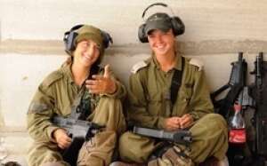 לוחמות בגדוד קרקל (צילום: מאיר אזולאי) לוחמות בגדוד קרקל (צילום: מאיר אזולאי)