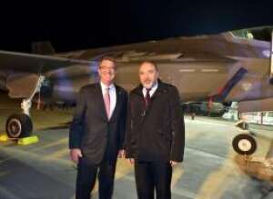 .f-35-שר הביטחון אביגדור ליברמן ומזכיר ההגנה אשטון קרטר עם מטוס צילום: אריאל חרמוני, משרד הביטחון .f-35-שר הביטחון אביגדור ליברמן ומזכיר ההגנה אשטון קרטר עם מטוס צילום: אריאל חרמוני, משרד הביטחון