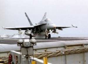 מטוס קרב מדגם F-18 של הצי האמריקאי ועליו חימוש מצרר (צילום: אתר וויקיפדיה, צי ארה מטוס קרב מדגם F-18 של הצי האמריקאי ועליו חימוש מצרר (צילום: אתר וויקיפדיה, צי ארה