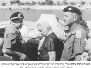 גולדה מאיר וחיים בר לב בחזית תעלת סואץ אחרי חתימת הסכם הפסקת האש(צילום באדיבות אתר עמותת חיל האוויר) גולדה מאיר וחיים בר לב בחזית תעלת סואץ אחרי חתימת הסכם הפסקת האש(צילום באדיבות אתר עמותת חיל האוויר)