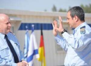 בצילום מימין: תא בצילום מימין: תא