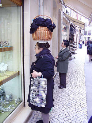 תקועה בעבר, מסתכלת אל העתיד תקועה בעבר, מסתכלת אל העתיד