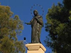 פסל מריה בקצה המנזר בדיר ראפאת פסל מריה בקצה המנזר בדיר ראפאת