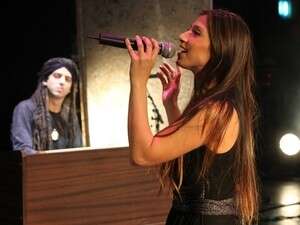 מאיה אברהם ורייכל ברקע. אלוהית מאיה אברהם ורייכל ברקע. אלוהית