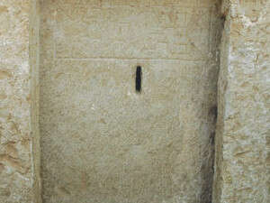 ''הדן משכבה דרבי יהושע בן לוי ספרה''. המצבה שמעל הקבר בחצרו של מיטש פילצר ''הדן משכבה דרבי יהושע בן לוי ספרה''. המצבה שמעל הקבר בחצרו של מיטש פילצר