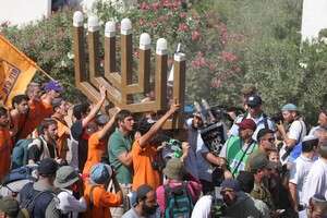 מוציאים את המנורה מנצרים. מוציאים את המנורה מנצרים.