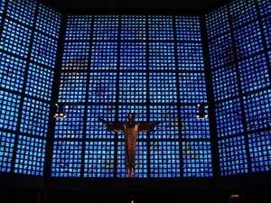 ויטראז' של מרק שאגאל בצמוד לכנסייה ההרוסה ויטראז' של מרק שאגאל בצמוד לכנסייה ההרוסה