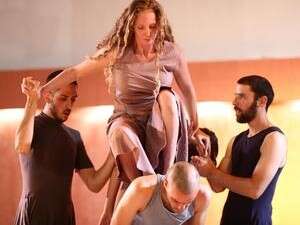 תנועת הפנינים על רצפת הפרקט תנועת הפנינים על רצפת הפרקט