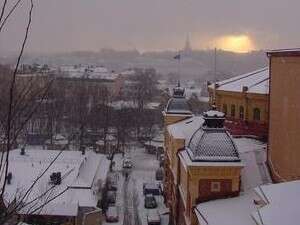 שטוקהולם בצהרי יום חורפי טיפוסי. השמש בקושי מציצה מעל האופק שטוקהולם בצהרי יום חורפי טיפוסי. השמש בקושי מציצה מעל האופק