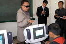 מנהיג קוריאה הצפונית, קים ג'ונג איל, בכיתת מחשבים. מנהיג קוריאה הצפונית, קים ג'ונג איל, בכיתת מחשבים.