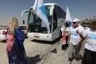 פעילי שליט מעכבים את אוטובוס המשפחות הפלסטיניות. 