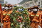 עובדי חילוץ נושאים זרים במחוז סצ'ואן בסין עובדי חילוץ נושאים זרים במחוז סצ'ואן בסין