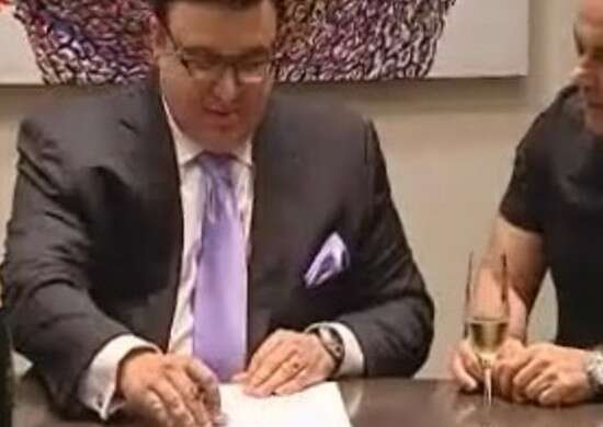 נמרודי ורכיב חותמים על העסקה. צילום: בועז רבינוביץ' נמרודי ורכיב חותמים על העסקה. צילום: בועז רבינוביץ'