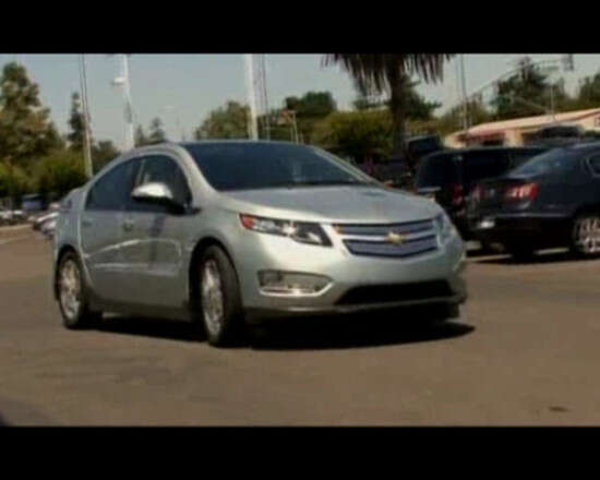 ג'נרל מוטורס הודיעה כי סבב המסירות הראשון של השברולט וולט יחל לקראת סוף השנה. תג המחיר גבוה, 41 אלף דולר לפני ההנחה הממשלתית. הוולט מסוגלת לנסוע בעזרת הסלוללה כ-60 קילומטר. צילום: רויטרס, קריינות: לאון פלדמן, עריכה: לימור זיו ג'נרל מוטורס הודיעה כי סבב המסירות הראשון של השברולט וולט יחל לקראת סוף השנה. תג המחיר גבוה, 41 אלף דולר לפני ההנחה הממשלתית. הוולט מסוגלת לנסוע בעזרת הסלוללה כ-60 קילומטר. צילום: רויטרס, קריינות: לאון פלדמן, עריכה: לימור זיו