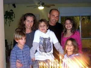 משפחת אשד בביתה במעין צבי צילום: מהאלבום המשפחתי משפחת אשד בביתה במעין צבי צילום: מהאלבום המשפחתי