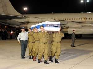 חיילי צה''ל מובילים את ארונות ההרוגים בפיגוע במומביי לרחבת הטקס בנתב''ג חיילי צה''ל מובילים את ארונות ההרוגים בפיגוע במומביי לרחבת הטקס בנתב''ג