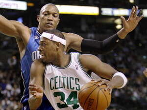 פול פירס מנסה לעבור את טוני באטי. פול פירס מנסה לעבור את טוני באטי.