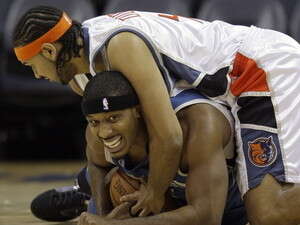 קרייג סמית' ממינסוטה וג'ארד דאדלי משארלוט נלחמים על הכדור. קרייג סמית' ממינסוטה וג'ארד דאדלי משארלוט נלחמים על הכדור.