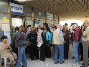 מתפקדי מפלגת העבודה ממתינים בתור להצביע מתפקדי מפלגת העבודה ממתינים בתור להצביע