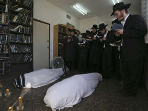 גופותיהם של הרב גבריאל הולצברג ורעייתו בבית חב''ד. גופותיהם של הרב גבריאל הולצברג ורעייתו בבית חב''ד.