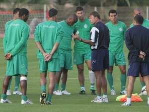 מאמין בקבוצה שלו. אלישע לוי ושחקני חיפה. מאמין בקבוצה שלו. אלישע לוי ושחקני חיפה.