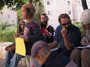 הפגנת פעילי ימין מול בתים של קציני צה''ל ואנשי מערכת המשפט. הפגנת פעילי ימין מול בתים של קציני צה''ל ואנשי מערכת המשפט.