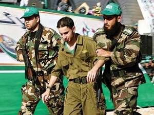 פעיל חמאס מתחזה לגלעד שליט בעצת התנועה ברצועת עזה. פעיל חמאס מתחזה לגלעד שליט בעצת התנועה ברצועת עזה.