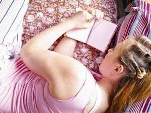 ילדה כותבת יומן ילדה כותבת יומן