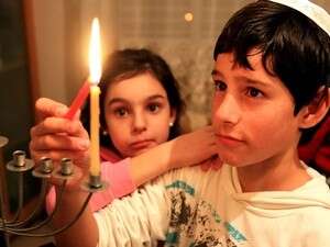 יוסי ומריה חיימוב מדליקים נרות חנוכה בשדרות. יוסי ומריה חיימוב מדליקים נרות חנוכה בשדרות.