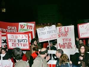 הפגנה בתל אביב נגד תקיפת צה''ל בעזה. הפגנה בתל אביב נגד תקיפת צה''ל בעזה.