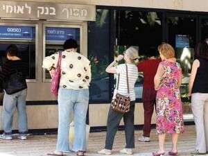 תור לכספומט. הישראלים נערכים למשבר פיננסי. תור לכספומט. הישראלים נערכים למשבר פיננסי.