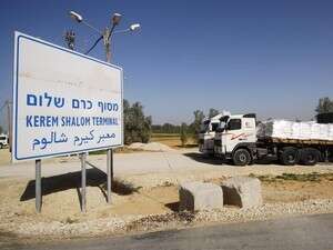 משאיות אספקה נכנסות לרצועת עזה. משאיות אספקה נכנסות לרצועת עזה.