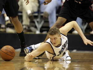 קירילנקו מיוטה מנסה להשיג כדור תועה. קירילנקו מיוטה מנסה להשיג כדור תועה.