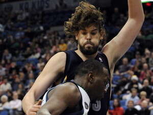 אל ג'פרסון מנסה לעבור את מארק גאסול. אל ג'פרסון מנסה לעבור את מארק גאסול.