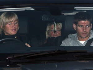 סטיבן ג'רארד אחרי ששוחרר ממעצר לפני כחודש. סטיבן ג'רארד אחרי ששוחרר ממעצר לפני כחודש.