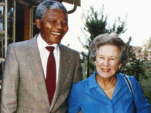 הלן סוזמן עם נלסון מנדלה. הלן סוזמן עם נלסון מנדלה.