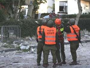 חיילים של פיקוד העורף בזירת נפילה של רקטה, השבוע. חיילים של פיקוד העורף בזירת נפילה של רקטה, השבוע.