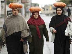 נשים ברצועת עזה לאחר שרכשו מזון. נשים ברצועת עזה לאחר שרכשו מזון.