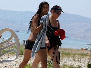 מתרחצים צועדים אל קו החוף לאחר טבילה בכינרת הנעלמת מתרחצים צועדים אל קו החוף לאחר טבילה בכינרת הנעלמת