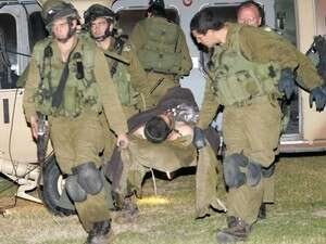 חיילי צה''ל מפנים לוחם פצוע. חיילי צה''ל מפנים לוחם פצוע.