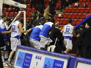 שחקני בני השרון במנוסה, אתמול בטורקיה שחקני בני השרון במנוסה, אתמול בטורקיה