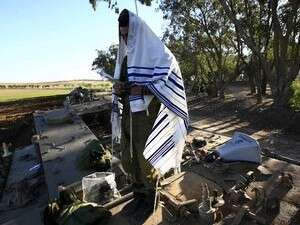 חייל גולני מניח תפילין בתום פעולה בעזה חייל גולני מניח תפילין בתום פעולה בעזה